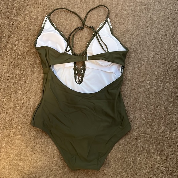 Cupshe Swimsuit - Picture 2 of 3